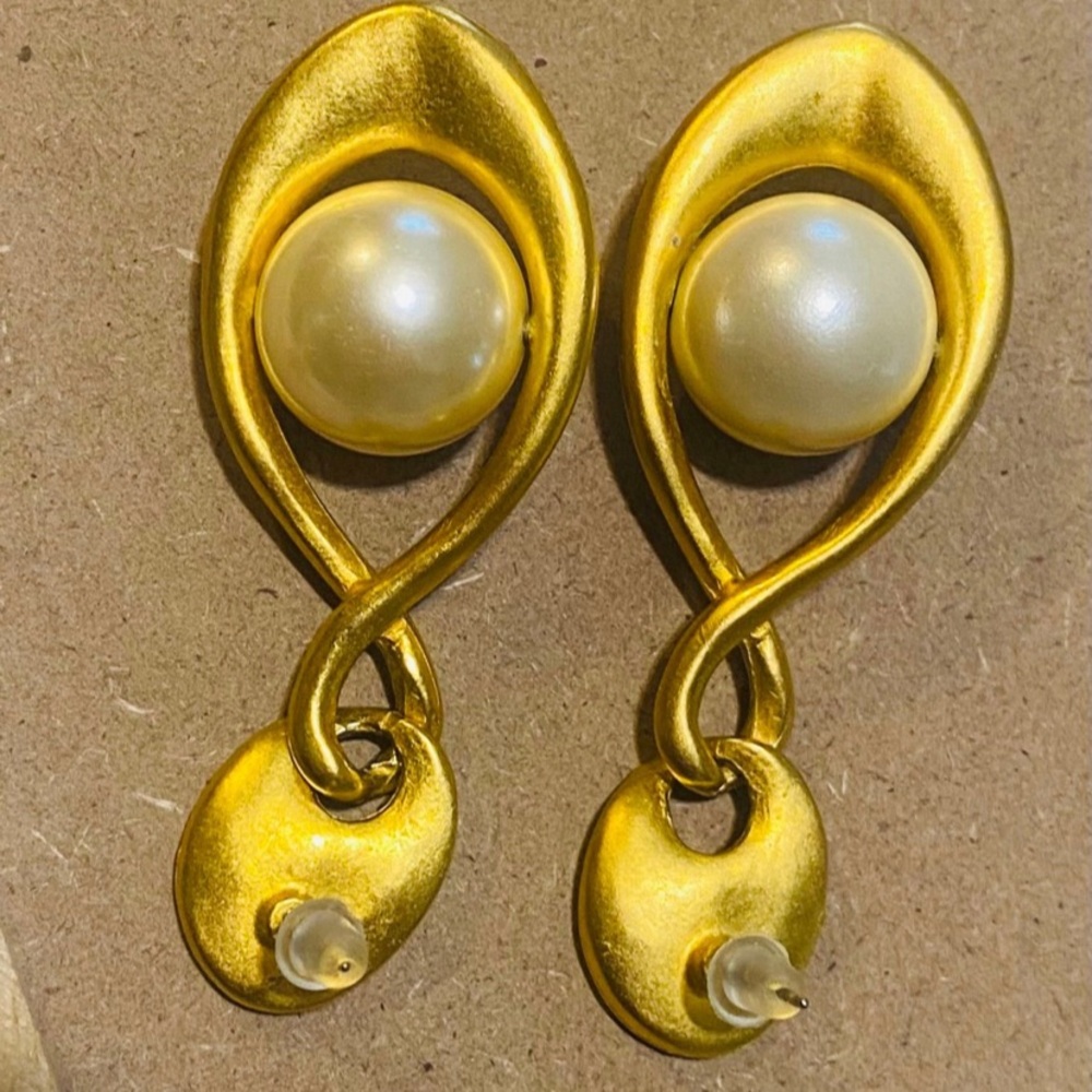 Vintage gold tone earrings